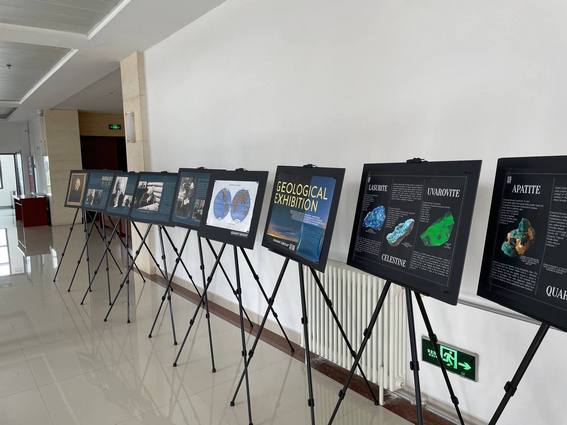 Институт Карпинского открыл в Сианьском центре уникальную геологическую выставку